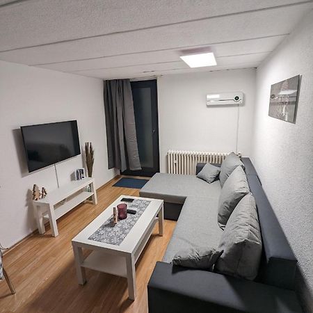 Direkt An Der S-Bahn Gelegenes Gemuetliches Souterrain Apartment Mit Privatem Zugang Troisdorf Exterior foto