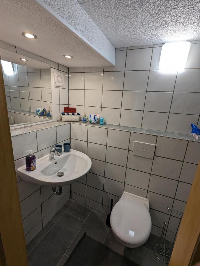 Direkt An Der S-Bahn Gelegenes Gemuetliches Souterrain Apartment Mit Privatem Zugang Troisdorf Exterior foto